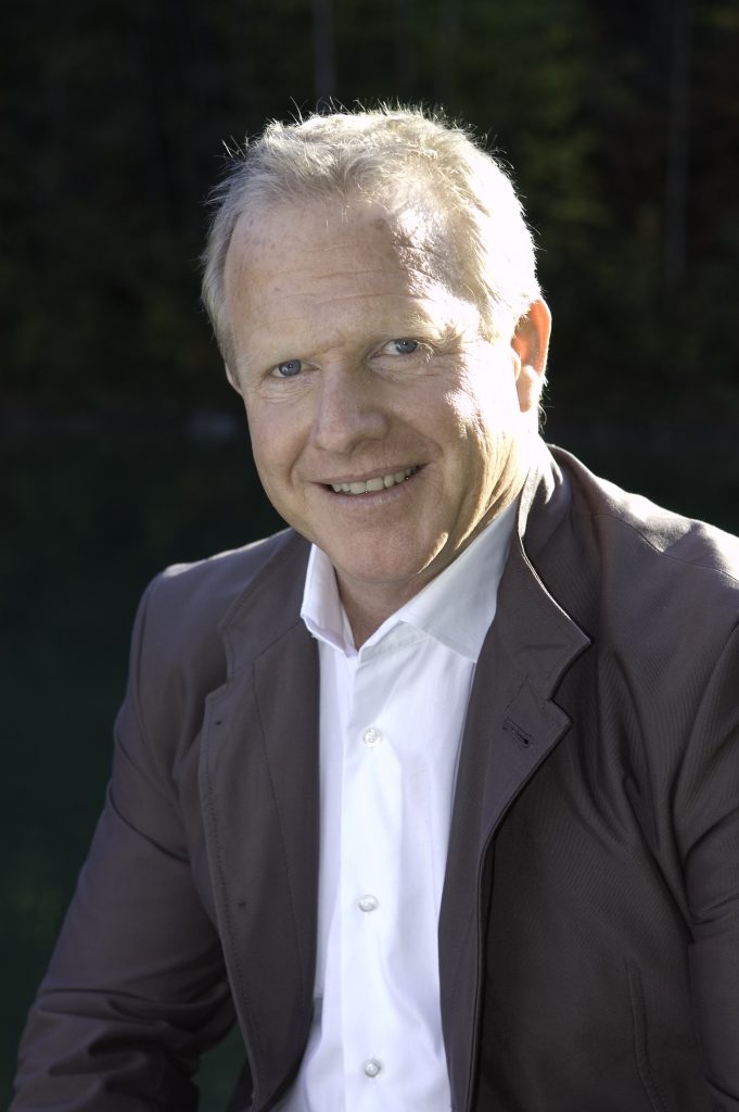 Speaker Dr. Michael Spitzbart in legerer brauner Jacke mit weißem Hemd in der Natur