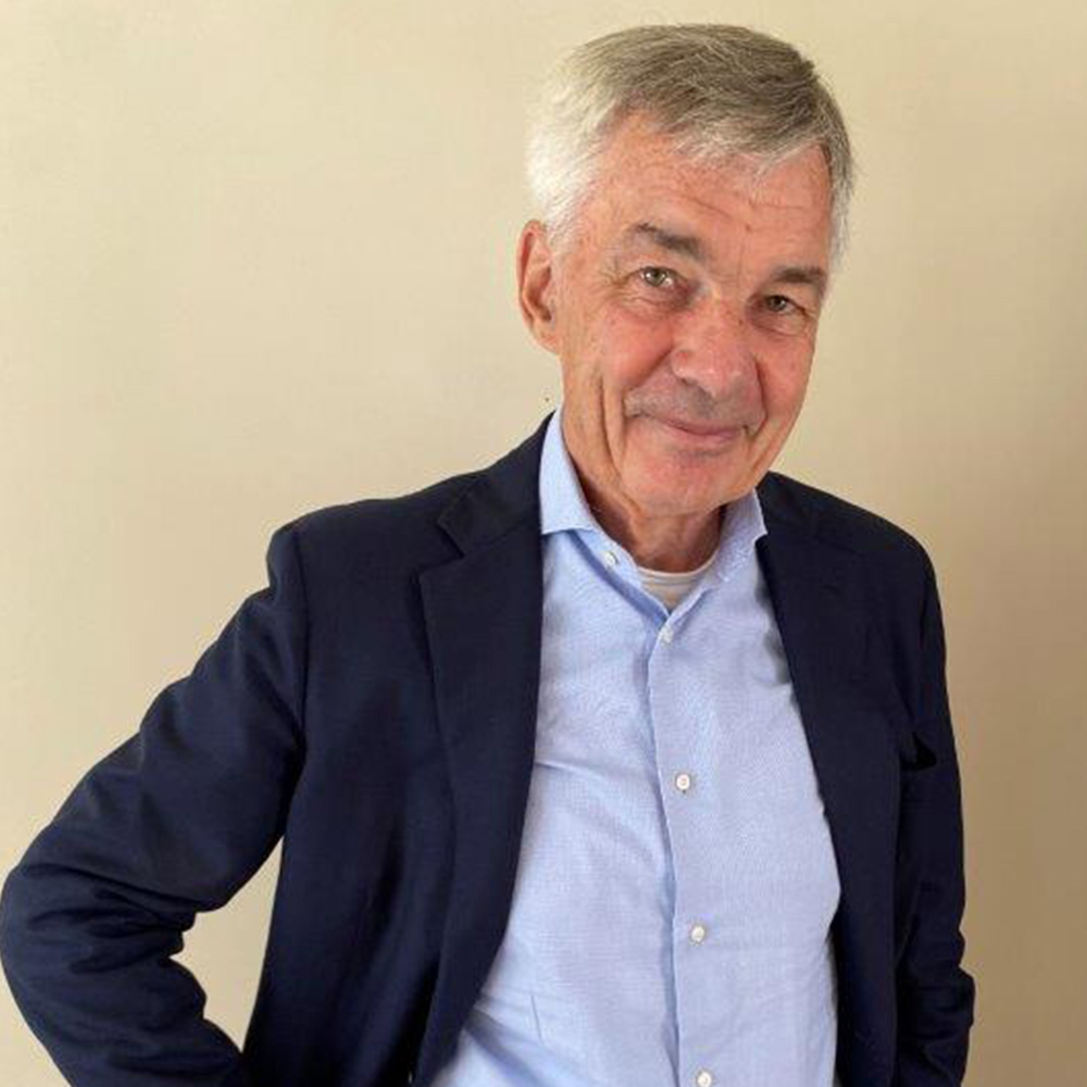 Speaker Michael Meier im blauen Sakko mit hellblauem Hemd.